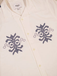 Wax London Didcot Shirt in Ecru/Blue in Crest Motif